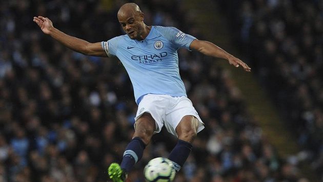 Nádherná dalekonosná střela Vincenta Kompanyho v minuléme kole přiblížila fotbalisty Manchesteru City obhajobě titulu. Nádherná dalekonosná střela Vincenta Kompanyho v minuléme kole přiblížila fotbalisty Manchesteru City obhajobě titulu.