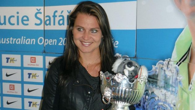 Česká tenistka Lucie Šafářová si letos Australian Open nezahraje. Česká tenistka Lucie Šafářová si letos Australian Open nezahraje.
