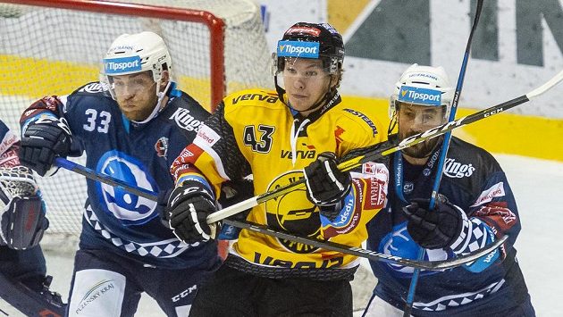 Zleva Adam Jánošík z Plzně, Jurij Žolobov z Litvínova a Lukáš Pulpán. Zleva Adam Jánošík z Plzně, Jurij Žolobov z Litvínova a Lukáš Pulpán.
