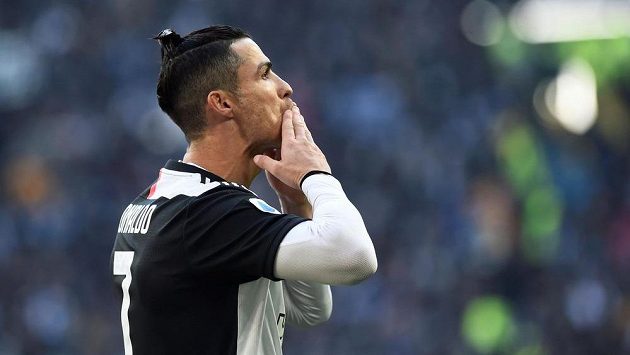 Fotbalista Juventusu Cristiano Ronaldo slaví gól proti Fiorentině. Fotbalista Juventusu Cristiano Ronaldo slaví gól proti Fiorentině.