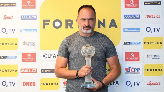 Trenér Slavie Jindřich Trpišovský při vyhlašování anket s trofejí. Trenér Slavie Jindřich Trpišovský při vyhlašování anket s trofejí.