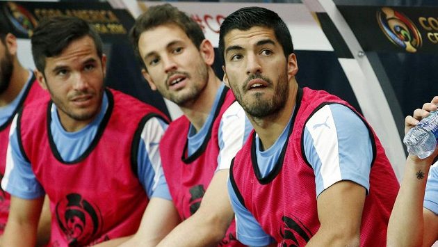 Zraněný útočník Luis Suárez sledoval první vystoupení Uruguaye jen z lavičky náhradníků. Vlevo sedí jeho spoluhráč Álvaro González a uprostřed Cristhian Stuani. Zraněný útočník Luis Suárez sledoval první vystoupení Uruguaye jen z lavičky náhradníků. Vlevo sedí jeho spoluhráč Álvaro González a uprostřed Cristhian Stuani.