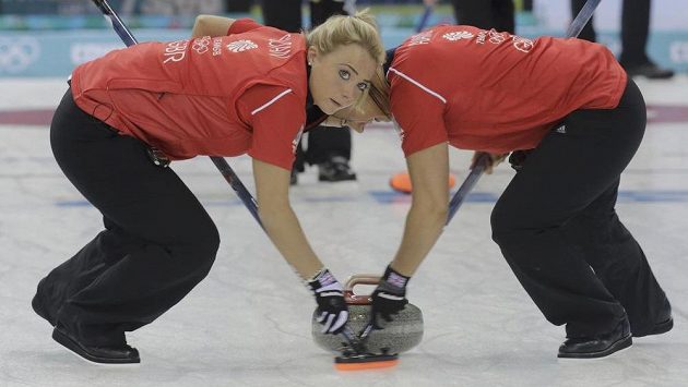 Britské curlerky Anna Sloanová (vlevo) a Vicki Adamsová na olympiádě v Soči. Britské curlerky Anna Sloanová (vlevo) a Vicki Adamsová na olympiádě v Soči.