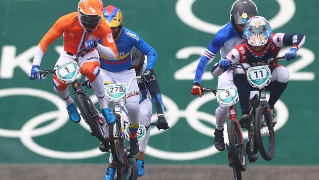 Twan van Gendt z Nizozemí (vpravo), Carlos Ramirez z Kolumbie (uprostřed) a Connor Fields ze Spojených států v olympijském závodu v bikrosu. Twan van Gendt z Nizozemí (vpravo), Carlos Ramirez z Kolumbie (uprostřed) a Connor Fields ze Spojených států v olympijském závodu v bikrosu.
