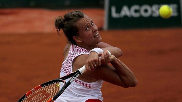 Barbora Strýcová odvrací tažký míč v utkání s Polkou Radwaňskou. Barbora Strýcová odvrací tažký míč v utkání s Polkou Radwaňskou.