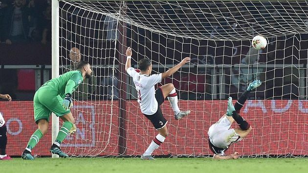 Turínský Andrea Belotti (vpravo) dává gól proti AC Milán. Turínský Andrea Belotti (vpravo) dává gól proti AC Milán.