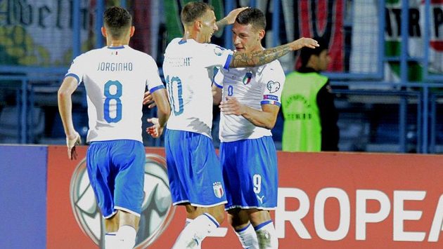 Radost italských fotbalistů po gólu Andrey Belottiho (vpravo). Radost italských fotbalistů po gólu Andrey Belottiho (vpravo).