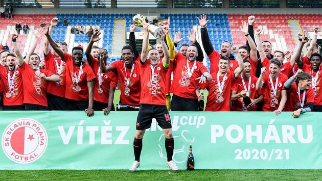 Fotbalisté Slavie s trofejí za vítězství v MOL Cupu. Fotbalisté Slavie s trofejí za vítězství v MOL Cupu.