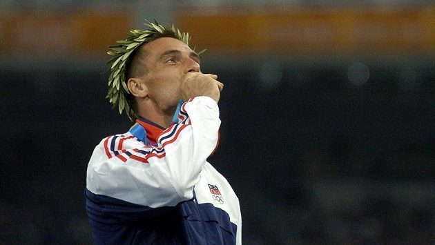 Roman Šebrle během slavnostním vyhlášení na olympijských hrách v Aténách. Roman Šebrle během slavnostním vyhlášení na olympijských hrách v Aténách.