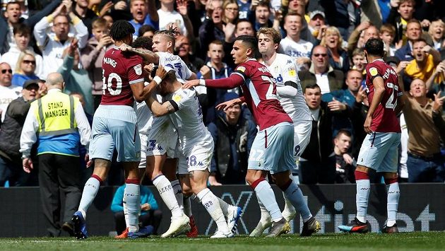 Mezi fotbalisty Aston Villy a Leedsu se strhla rvačka poté, co domácí fotbalista Mateusz Klich vsítil kontroverzní gól po signalizovaném zakopnutí míče. Mezi fotbalisty Aston Villy a Leedsu se strhla rvačka poté, co domácí fotbalista Mateusz Klich vsítil kontroverzní gól po signalizovaném zakopnutí míče.