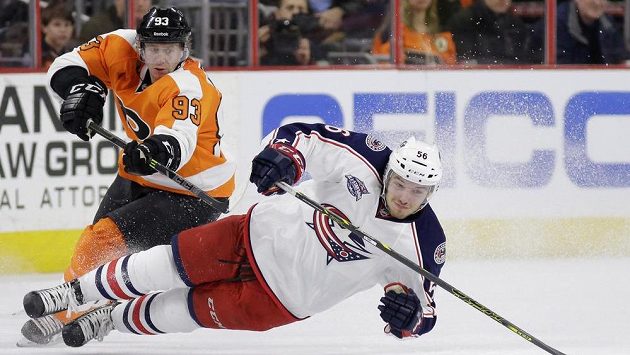 Jakub Voráček z Philadelphie (vlevo) atakuje Marka Dana z Colubmusu. Jakub Voráček z Philadelphie (vlevo) atakuje Marka Dana z Colubmusu.