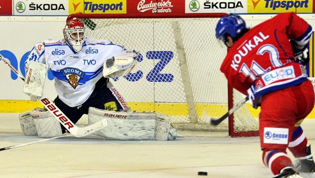 Český hokejový útočník Petr Koukal (vpravo) před finským brankářem Jonim Ortiem. Český hokejový útočník Petr Koukal (vpravo) před finským brankářem Jonim Ortiem.