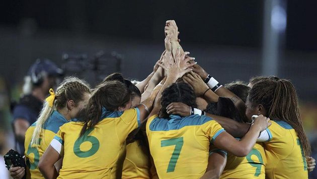 Australské reprezentantky v ragby se radují z vítězství nad Novým Zélandem ve finále olympijského turnaje. Australské reprezentantky v ragby se radují z vítězství nad Novým Zélandem ve finále olympijského turnaje.