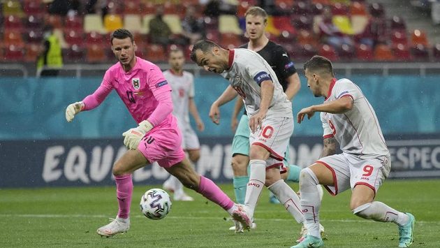 Goran Pandev vstřelil první branku Severní Makedonie v historii EURO. Teď mu ale hrozí za porušení pravidel trest. Goran Pandev vstřelil první branku Severní Makedonie v historii EURO. Teď mu ale hrozí za porušení pravidel trest.