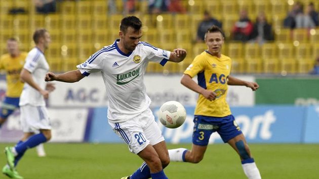 Zleva Lukáš Pazdera ze Zlína a Otto Urma z Teplic v duelu desátého ligového kola. Zleva Lukáš Pazdera ze Zlína a Otto Urma z Teplic v duelu desátého ligového kola.