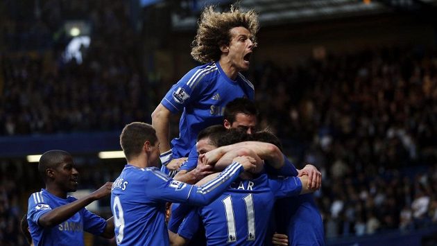 Obránce David Luiz oslavuje se spoluhráči z Chelsea gól proti Tottenhamu. Obránce David Luiz oslavuje se spoluhráči z Chelsea gól proti Tottenhamu.