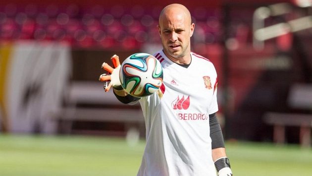 Brankář Pepe Reina odchází z Liverpoolu do Bayernu Mnichov. Brankář Pepe Reina odchází z Liverpoolu do Bayernu Mnichov.