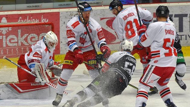 Zleva brankář Olomouce Branislav Konrád, Tomáš Valenta z Olomouce, Martin Weinhold z Karlových Varů a olomoučtí hráči Petr Kolouch a Jan Švrček z Olomouce. Zleva brankář Olomouce Branislav Konrád, Tomáš Valenta z Olomouce, Martin Weinhold z Karlových Varů a olomoučtí hráči Petr Kolouch a Jan Švrček z Olomouce.