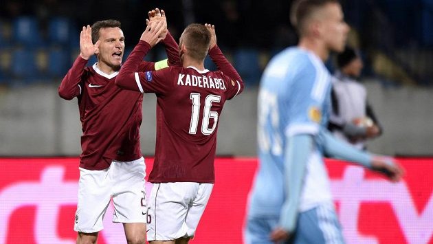 David Lafata (vlevo) a Pavel Kadeřábek oslavují vedoucí gól Sparty v Bratislavě. David Lafata (vlevo) a Pavel Kadeřábek oslavují vedoucí gól Sparty v Bratislavě.