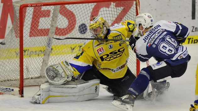 Nicholas Johnson z Plzně střílí druhý gól zlínskému Petru Hromadovi. Nicholas Johnson z Plzně střílí druhý gól zlínskému Petru Hromadovi.