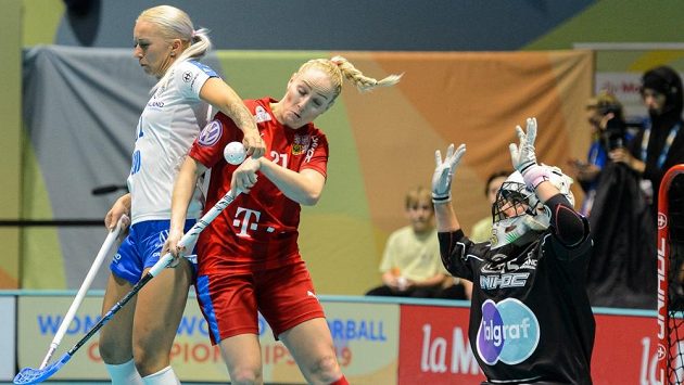 Česká florbalistka Martina Řepková (v červeném) v tvrdém souboji před finskou brankou. Česká florbalistka Martina Řepková (v červeném) v tvrdém souboji před finskou brankou.