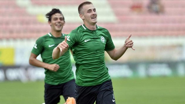 Příbramský fotbalista Roman Květ se raduje z gólu proti Teplicím. Příbramský fotbalista Roman Květ se raduje z gólu proti Teplicím.