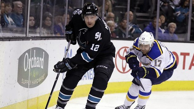 Patrick Marleau (vpředu) ze San Jose v utkání NHL proti St. Louis. Patrick Marleau (vpředu) ze San Jose v utkání NHL proti St. Louis.