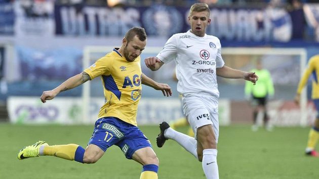 Zleva Tomáš Vondrášek z Teplic a Eldar Civič ze Slovácka. Zleva Tomáš Vondrášek z Teplic a Eldar Civič ze Slovácka.