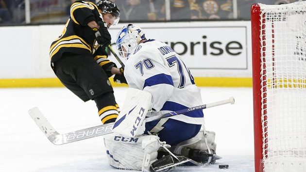 Hvězdný útočník Bostonu Brad Marchand (63) střílí gól do sítě Tampy Bay Lightning. Naštvaný brankář Louis Domingue (70) pak vzteky zlomil hokejku. Hvězdný útočník Bostonu Brad Marchand (63) střílí gól do sítě Tampy Bay Lightning. Naštvaný brankář Louis Domingue (70) pak vzteky zlomil hokejku.