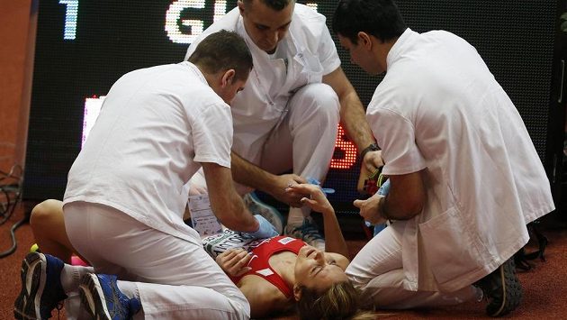 Denisa Rosolová v péči lékařů po pádu v rozběhu halového ME. Denisa Rosolová v péči lékařů po pádu v rozběhu halového ME.