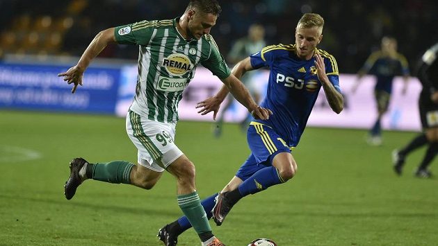 Jevgenij Kabajev z Bohemians se snaží uniknout Lukáši Kryštůfkovi z Jihlavy. Klokan Kabajev se blýskl v utkání hattrickem. Jevgenij Kabajev z Bohemians se snaží uniknout Lukáši Kryštůfkovi z Jihlavy. Klokan Kabajev se blýskl v utkání hattrickem.