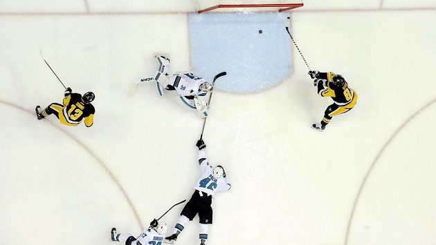 Obránce San Jose Roman Polák (uprostřed) se natahuje a marně se snaží zabránit ve skŕování Philu Kesselovi z Pittsburghu, který otevřel skóre druhého finále Stanley Cupu. Obránce San Jose Roman Polák (uprostřed) se natahuje a marně se snaží zabránit ve skŕování Philu Kesselovi z Pittsburghu, který otevřel skóre druhého finále Stanley Cupu.