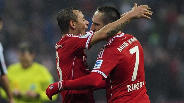 Brazilský bek Rafinha (vlevo) a Franck Ribéry se radují z vítězství nad Eintrachtem Frankfurt. Brazilský bek Rafinha (vlevo) a Franck Ribéry se radují z vítězství nad Eintrachtem Frankfurt.
