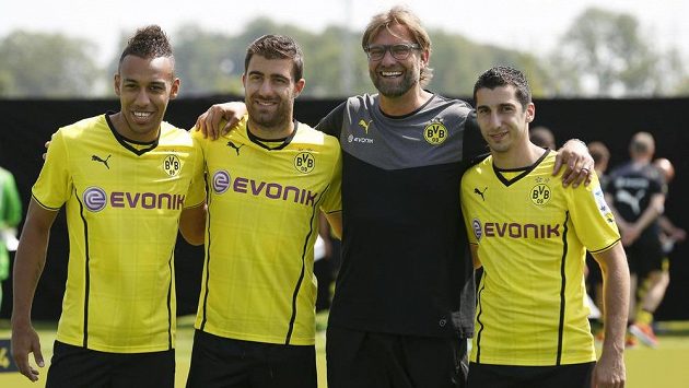 Arménec Henrik Mchitarjan (vpravo) na snímku společně s trenérem Borussie Dortmund Jürgenem Kloppem (druhý zprava), Sokratisem a Pierrem-Emerickem Aubameyangem (první zleva). Arménec Henrik Mchitarjan (vpravo) na snímku společně s trenérem Borussie Dortmund Jürgenem Kloppem (druhý zprava), Sokratisem a Pierrem-Emerickem Aubameyangem (první zleva).