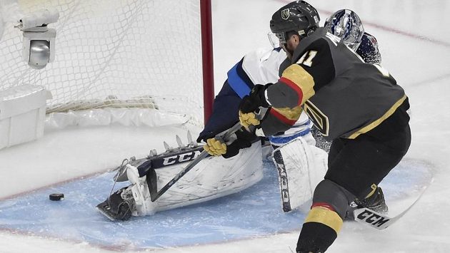 Útočník Vegas Golden Knights Jonathan Marchessault střílí gól do sítě Winnipegu ve třetím finále Západní konference NHL. Útočník Vegas Golden Knights Jonathan Marchessault střílí gól do sítě Winnipegu ve třetím finále Západní konference NHL.