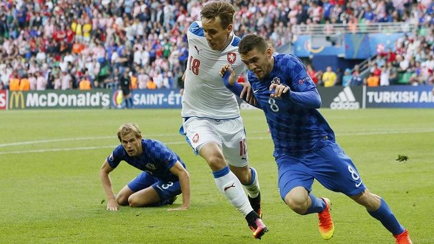 Český reprezentant Josef Šural bojuje o míč s Mateo Kovačičem z Chorvatska. Český reprezentant Josef Šural bojuje o míč s Mateo Kovačičem z Chorvatska.