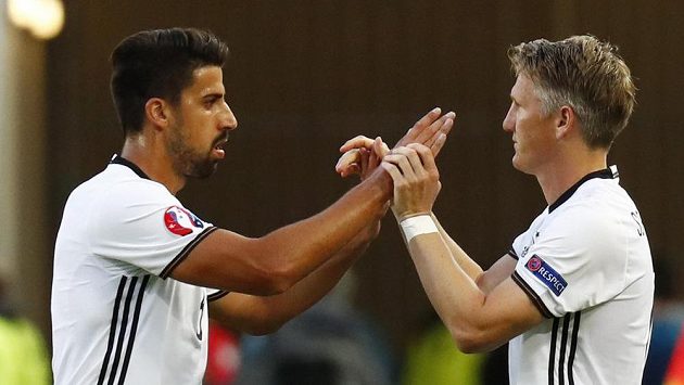 Sami Khedira (vlevo) kvůli zranění brzy čtvrtfinále s Itálií dohrál, nahradil ho Bastian Schweinsteiger. Sami Khedira (vlevo) kvůli zranění brzy čtvrtfinále s Itálií dohrál, nahradil ho Bastian Schweinsteiger.