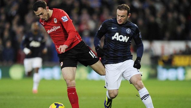 Útočník Manchesteru United Wayne Rooney (vpravo) těsně předtím, než zezadu nakopl svého protivníka Jordona Mutche z Cardiffu. Útočník Manchesteru United Wayne Rooney (vpravo) těsně předtím, než zezadu nakopl svého protivníka Jordona Mutche z Cardiffu.