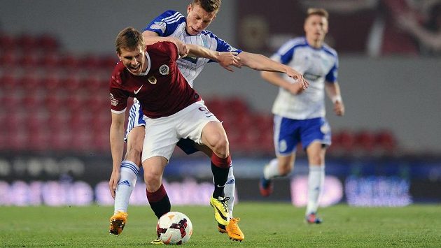 Bořek Dočkal ze Sparty (vpředu) a Daniel Odehnal ze Znojma. Bořek Dočkal ze Sparty (vpředu) a Daniel Odehnal ze Znojma.