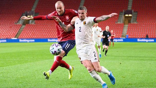 Český útočník Michael Krmenčík a Toby Alderweireld z Belgie během utkání kvalifikace MS 2022 v Kataru. Archivní foto Český útočník Michael Krmenčík a Toby Alderweireld z Belgie během utkání kvalifikace MS 2022 v Kataru. Archivní foto
