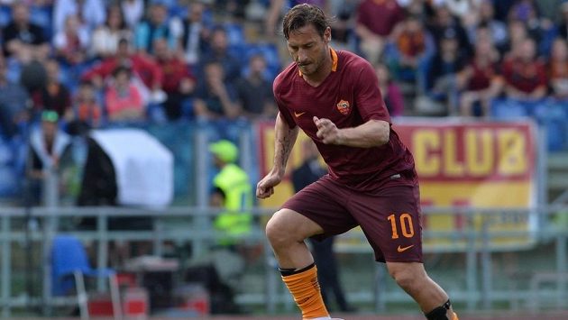 Italský útočník Francesco Totti z AS Řím během utkání Serie A proti Atalantě. Italský útočník Francesco Totti z AS Řím během utkání Serie A proti Atalantě.