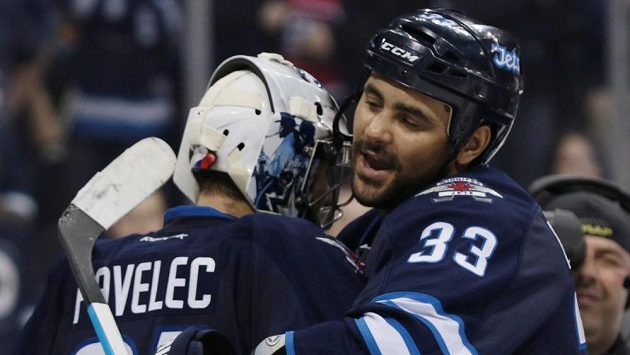 Obránce Winnipegu Dustin Byfuglien (33) oslavuje s brankářem Ondřejem Pavelecem výhru nad Montrealem. Obránce Winnipegu Dustin Byfuglien (33) oslavuje s brankářem Ondřejem Pavelecem výhru nad Montrealem.