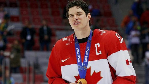 Kanadský kapitán Sidney Crosby se zlatou olympijskou medailí ze Soči. Kanadský kapitán Sidney Crosby se zlatou olympijskou medailí ze Soči.
