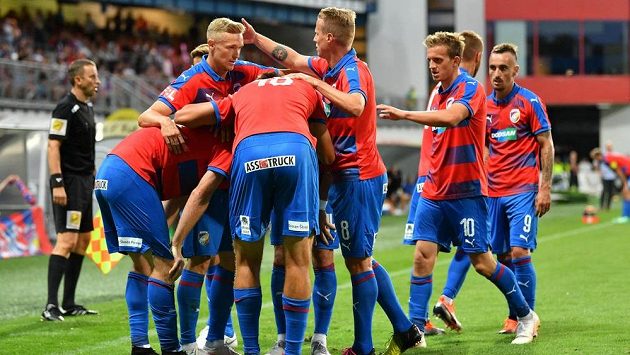 Plzeňská radost po gólu Michaela Krmenčíka proti Zlínu. Plzeňská radost po gólu Michaela Krmenčíka proti Zlínu.