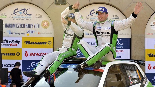 Vítězná posádka Barum Rallye Jan Kopecký (vpravo) a Pavel Dresler s autem Škoda Fabia R5. Vítězná posádka Barum Rallye Jan Kopecký (vpravo) a Pavel Dresler s autem Škoda Fabia R5.