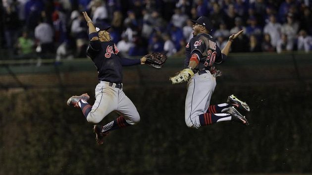 Baseballisté Clevelandu Indians Francisco Lindor (vlevo) a Rajai Davis slaví vítězství v třetím zápase Světové série MLB proti Chicagu Cubs. Baseballisté Clevelandu Indians Francisco Lindor (vlevo) a Rajai Davis slaví vítězství v třetím zápase Světové série MLB proti Chicagu Cubs.