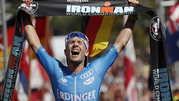 Německý triatlonista Patrick Lange v cíli havajského Ironmana v rekordu závodu a při obhajobě triumfu. Německý triatlonista Patrick Lange v cíli havajského Ironmana v rekordu závodu a při obhajobě triumfu.