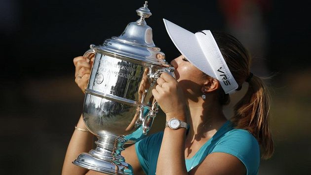 Americká golfistka Michelle Wieová s trofejí pro vítězku US Open. Americká golfistka Michelle Wieová s trofejí pro vítězku US Open.