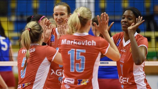 Volejbalistky Prostějova oslavují bod v prvním finále proti Olympu. Volejbalistky Prostějova oslavují bod v prvním finále proti Olympu.