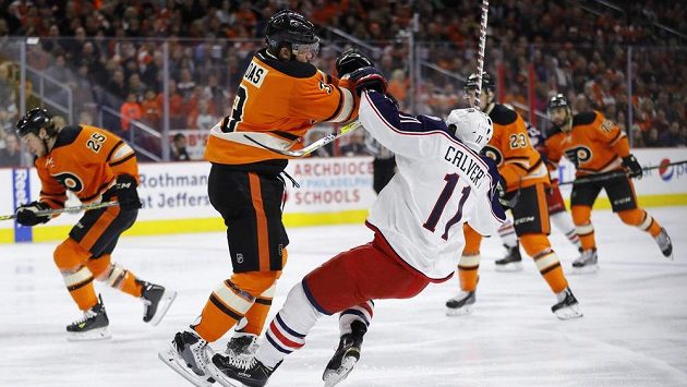 Důrazný bek Radko Gudas (3) z Philadelphie v souboji s Mattem Calvertem (11) z Columbusu v zápase NHL. Důrazný bek Radko Gudas (3) z Philadelphie v souboji s Mattem Calvertem (11) z Columbusu v zápase NHL.